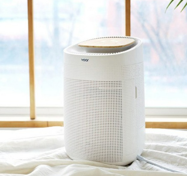 우드톤 포인트가 들어간 화이트 컬러의 보아르 모아 원룸 미니 제습기 추천